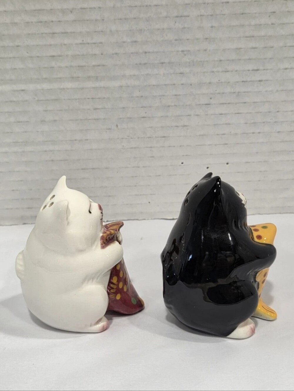 Vintage Ceramic Cats With Fish Salt And Pepper Shakers - Picture 2 of 7